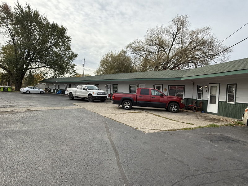 Ritz Motel (Birch Haus Motel) - Loopnet Real Estate Listing Photo